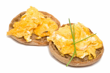 Rührei auf Vollkornbrötchen