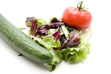 Gurke mit Salat und Tomate