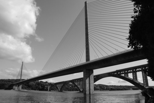 Fototapeta Alte und neue Brücke in der Bretagne