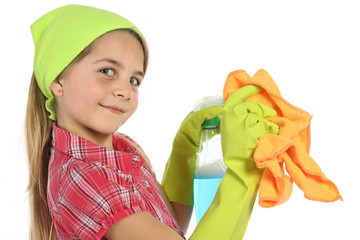 Enfant nettoyant avec un chiffon