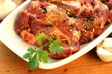mariniertes Nackenfleisch auf einer Schale