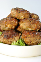 Frikadellen mit Salat auf einem Teller