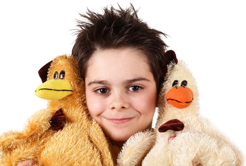 bambino con amici di peluche