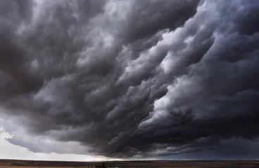 Foto op Plexiglas Onweer De herfststorm nadert op de velden