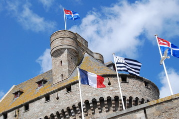 Französische und bretonische Flagge vor der Burg St. Malo - obrazy, fototapety, plakaty