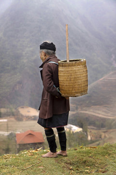 schwarze Hmong Minderheit in den Bergen von Sapa - Vietnam