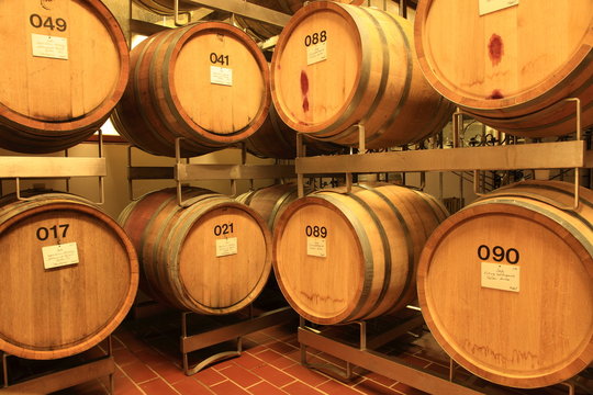 Moderner Weinkeller Bergstr&auml;sser Rotwein Barrique-Fa&szlig;