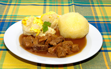 Gulasch mit Kloß & Blumenkohl