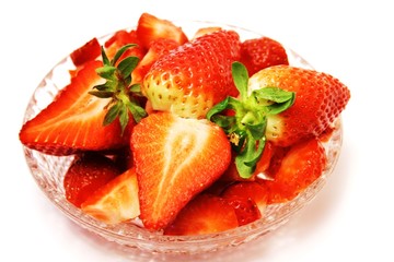 Schale mit frischen Erdbeeren