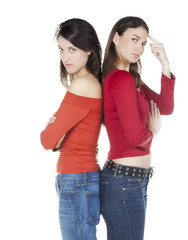 deux jeunes femmes dos a dos réflexion querelle