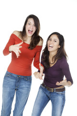 deux jeunes femmes heureuse debout