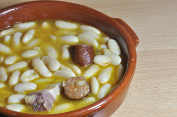 Cazuela de fabada asturiana.