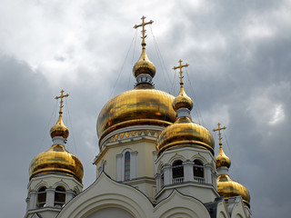 Fototapeta na wymiar Nowo wybudowany Uspienski Katedra w Chabarowsku - Towers