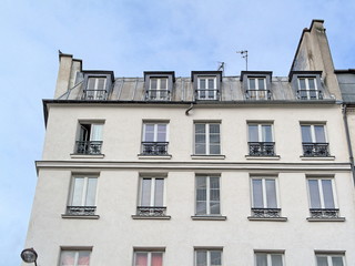 Fototapeta na wymiar Biały paryskim budynku