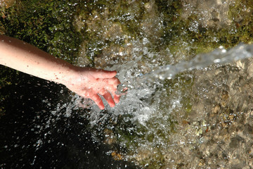 Obraz na płótnie Canvas Chorro de agua en la mano