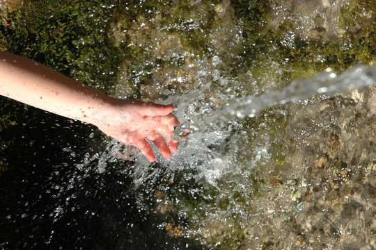 Chorro de agua en la mano