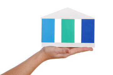 Hand mit Haus aus Bauklötzern