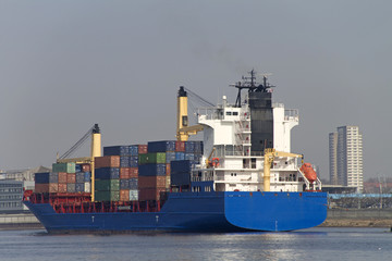 Containerschiff im Hamburger Hafen