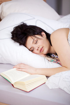 junge frau beim lesen eingeschlafen