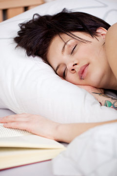 junge frau beim lesen eingeschlafen