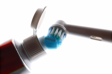 elektrische Zahnbürste mit Zahncreme