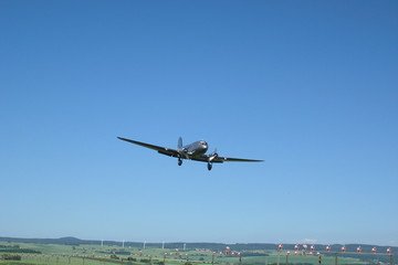 Fototapeta na wymiar Douglas DC-3 im Landeanflug