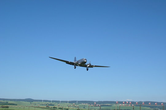 Douglas DC-3 im Landeanflug