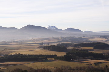 chaine des puy en hiver avec le puy de d&ocirc;me en neige