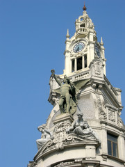 Porto, Altbau mir Skulpturen