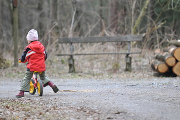 Kleinkind mit Laufrad