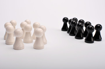 Zwei Gruppen unterschiedlicher Figuren stehen sich gegenüber
