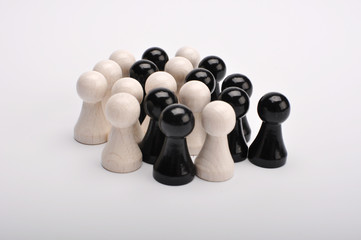 Schwarze und weisse Figuren durchmischt