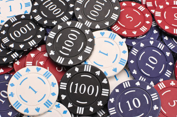 Haufen Spielchips mit verschiedenen Farben und Werten