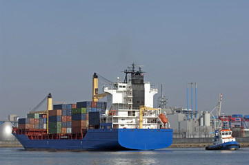 Containerschiff im Hamburger Hafen