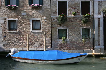 Fototapeta na wymiar Windows above backwater in Venice