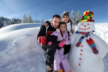 Famille en vacances à la neige