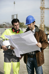 Entrepreneurs sur un chantier de construction © auremar