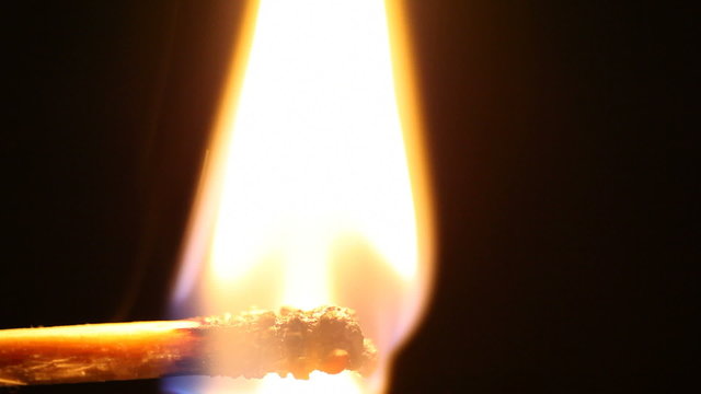 HD 1080p - Streichholz vor schwarzem Hintergrund