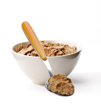 Desyunando con cereal.