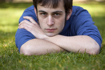 Naklejka na ściany i meble Jeune homme allongé dans l'herbe