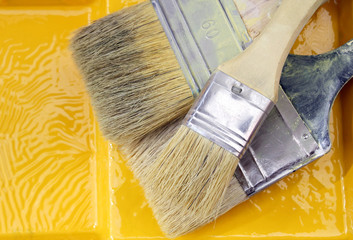 Pinsel auf gelber Farbe