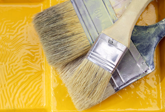 Pinsel auf gelber Farbe