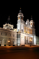 Fototapeta na wymiar Madrid cathedral at night