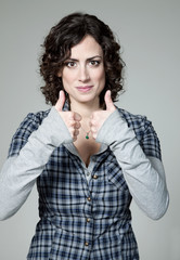 junge Frau hält beide Daumen hoch