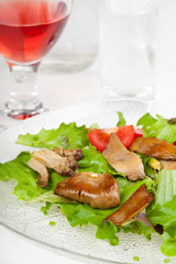 frischer Salat mit gebratenen Austernpilzen