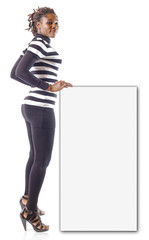 femme tient un panneau blanc