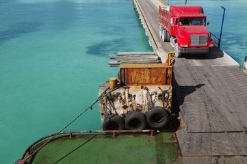 Fototapeta na wymiar Prom brama Karaiby z czerwonym ciężarówki pochodzących pokładzie łodzi