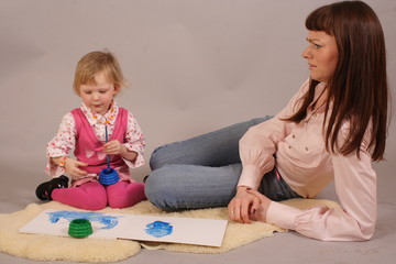 Naklejka premium young mother with her daughter drawing