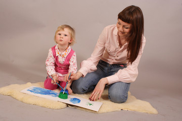 Naklejka premium young mother with her daughter drawing