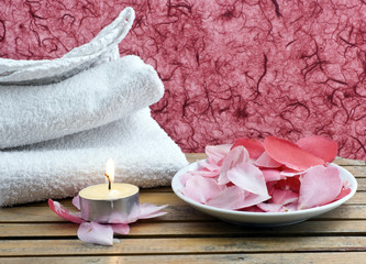 candela asciugamano e petali